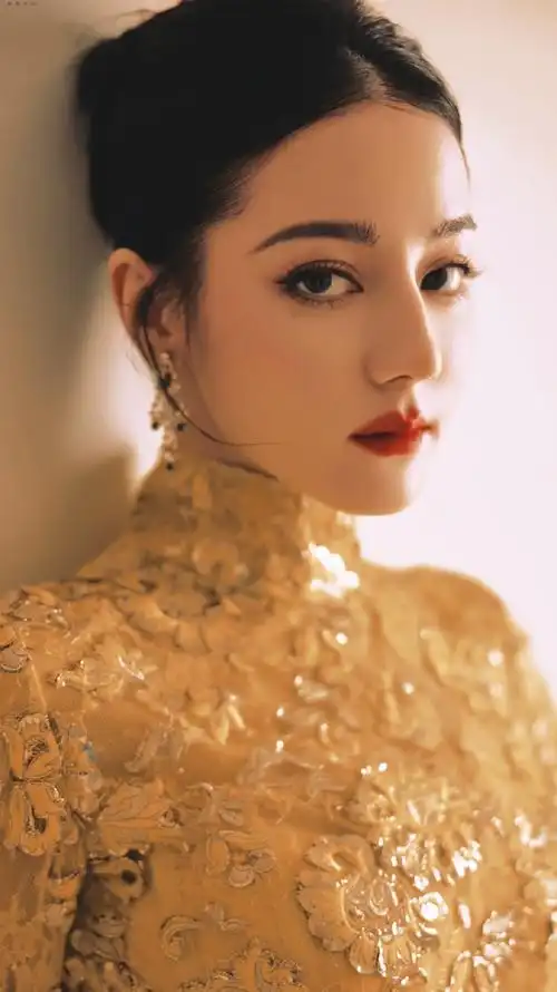 迪丽热巴金色露背旗袍造型