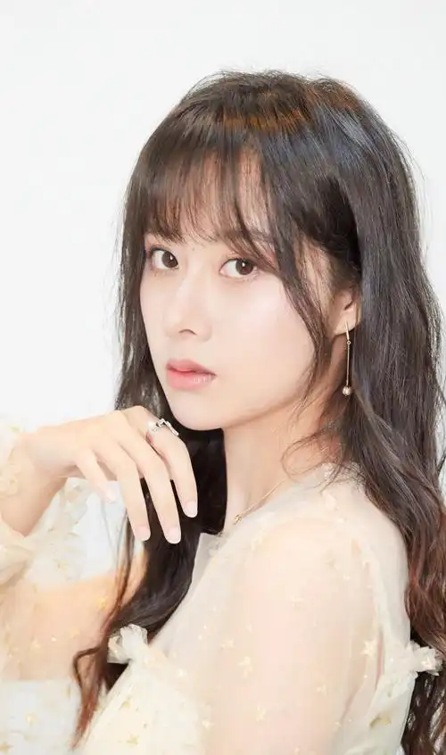 曹曦月宣传美图身穿一款白色星星长裙优雅动人