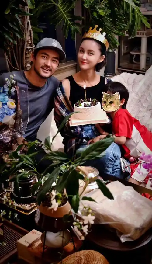 张歆艺送袁弘结婚纪念日礼物