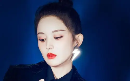 古力娜扎利落酷美高清桌面壁纸