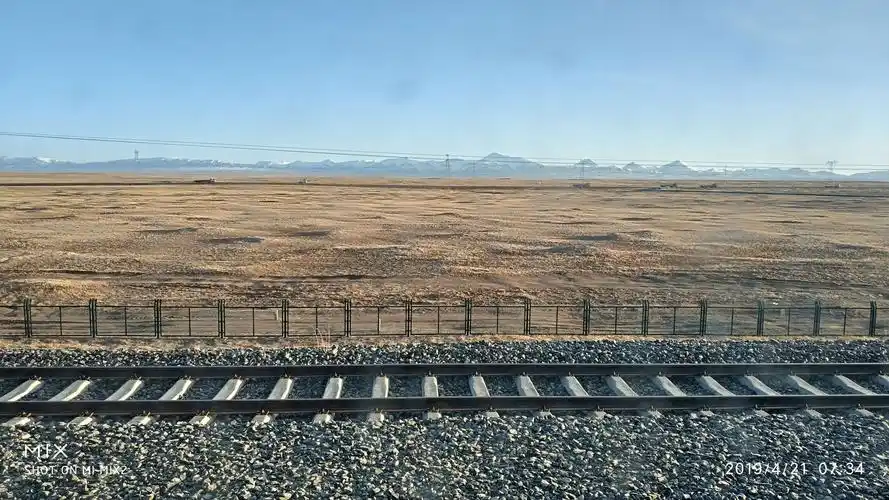 列车行进在可可西里无人区,青藏铁路是世界海拔最高的铁路,几乎是用