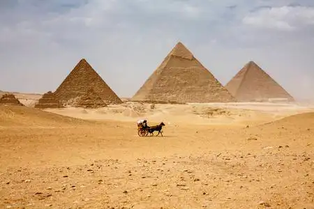 吉萨金字塔群照片