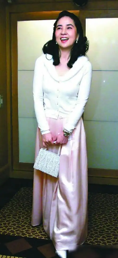 66岁的林凤娇穿紫衣扮嫩双腿真的很细一点不比吴绮莉差