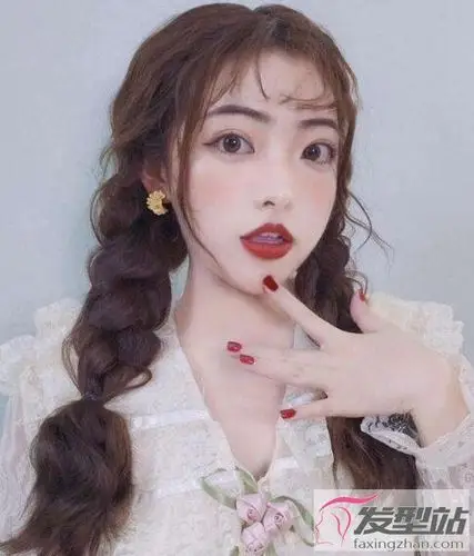 造型极其蓬松的麻花辫,却不会带来厚重感,发尾是轻薄的剪裁,空气刘海