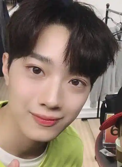 原创被自己粉丝围怼赖冠霖上热搜了