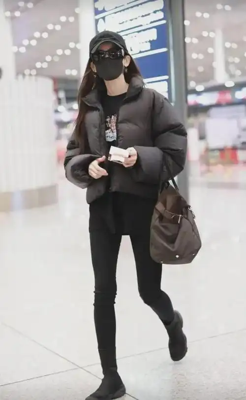 被古力娜扎机场街拍惊艳到了简约黑酷装舒适时尚又好看