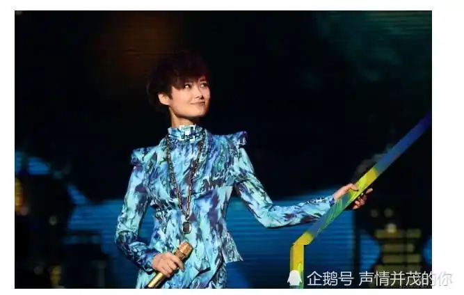 李宇春节目中遭"条纹男"强吻,一脸惊吓!网友直呼:赶快拉出去!