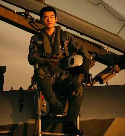 易烊千玺军装照,好a一男的!_题材_样子_电影