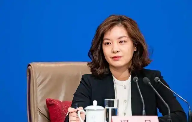 "最漂亮的外交官"张京:化妆精美,衣着时尚,气质高雅