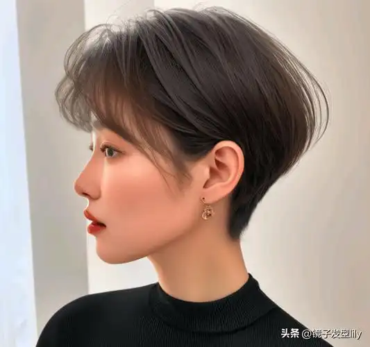 女士短发剪来剪去,层次短发最时尚,推边烫卷都很美_发型_魅力_个性