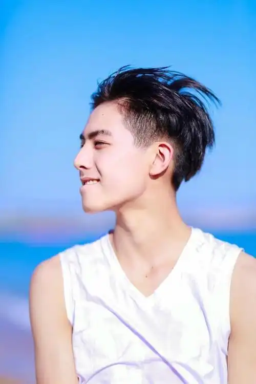 阳光帅气男生灿烂的笑容