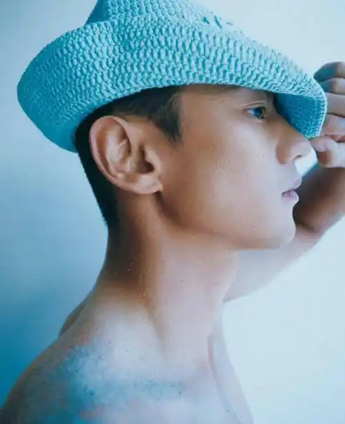 还有他拍摄写真抹油的照片,也是相当炸裂,性感的大胸肌也太明显了.