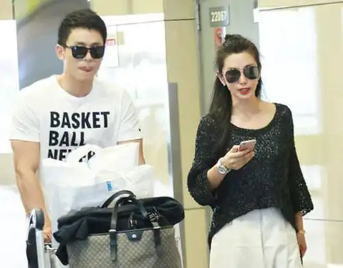 李冰冰机场狂煲电话粥 小16岁男友推行李