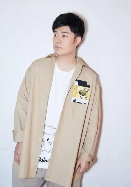 陈赫的脸用了十级美颜,却忘记给腿磨皮了?一下降低了档次