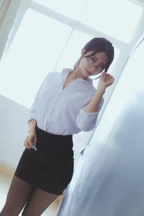 戴眼镜的职业装美女_网易订阅
