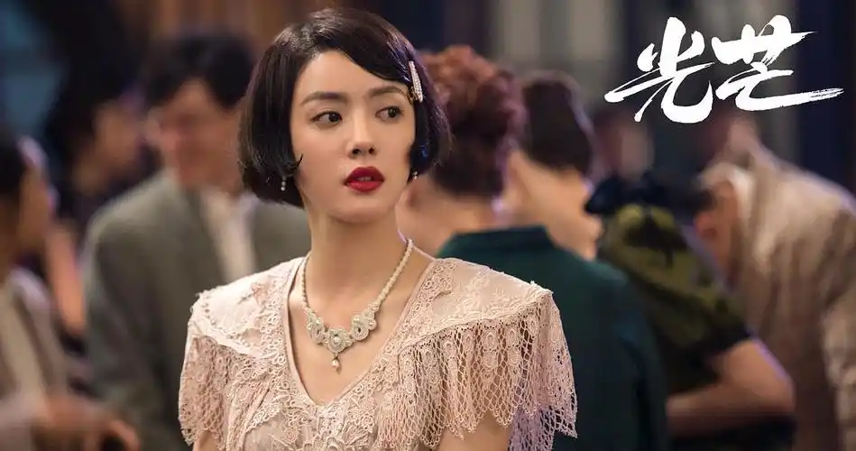 蔡文静昨天这个短发造型真的很漂亮,光盯着她脸看了