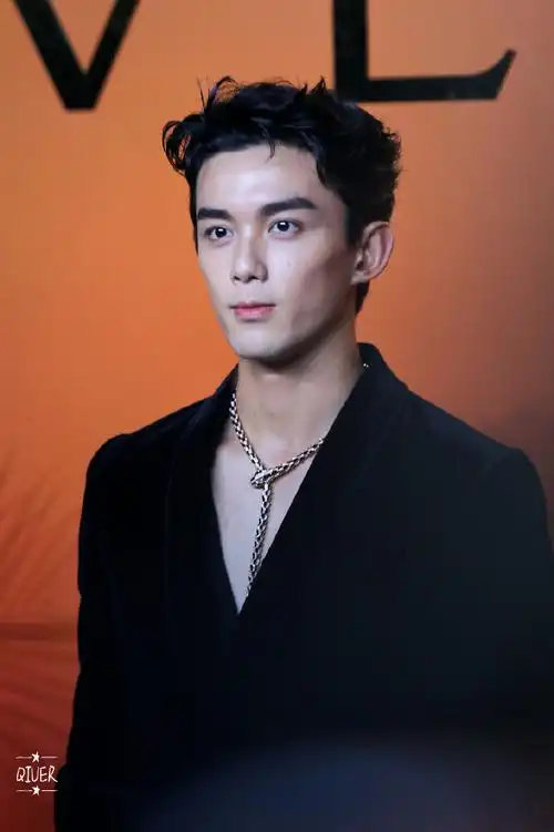 吴磊黑色丝绒西装造型