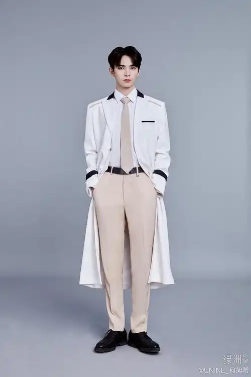 56何昶希全身照1