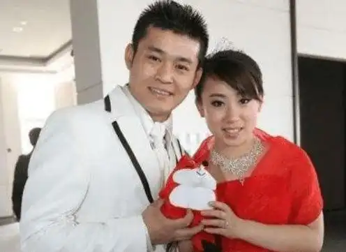 33岁丫蛋罕见秀恩爱!和二婚老公贴身靠肩,男方身形壮硕五官普通