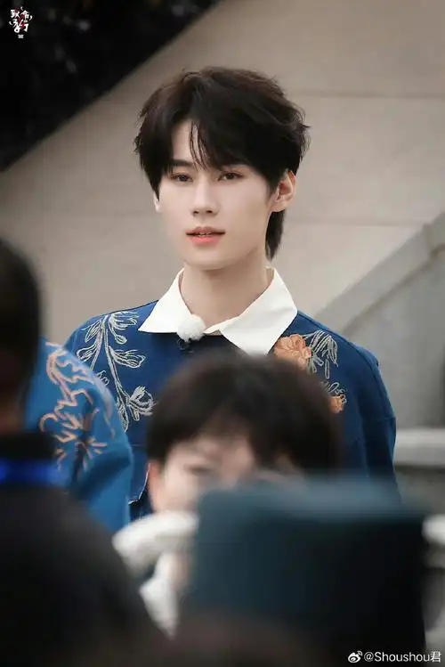 录制中 每个都散发着可爱的魅力p979:下班啦 挥挥手 辛苦了#张真源