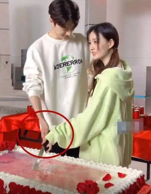 徐璐和林一拿一把刀切蛋糕,有谁注意徐璐手咋放的?