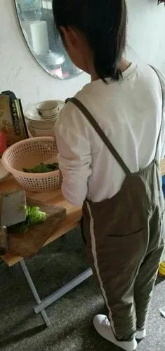 女生做菜,背影就美美的.