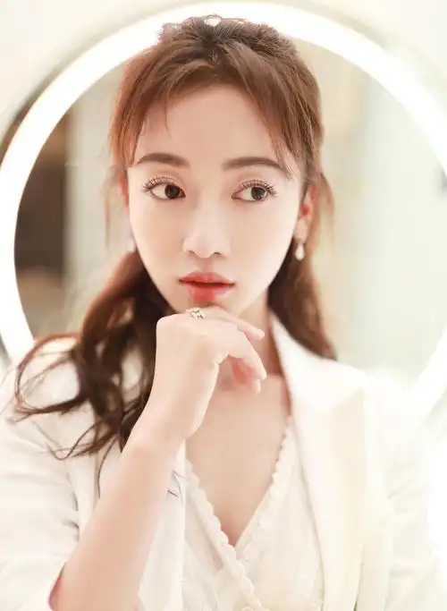 吴谨言出席品牌活动一袭白色西服一双大眼睛知性优雅