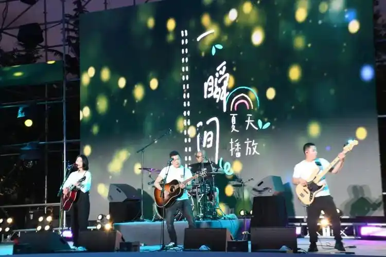 首页新闻文旅阅读页面"夏天播放"等民谣乐队和歌手进行了现场演出.