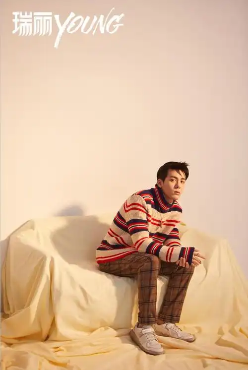 p>曾舜晞 i>(joseph) /i>,原名曾威航,1996年10月9日出生于广东省