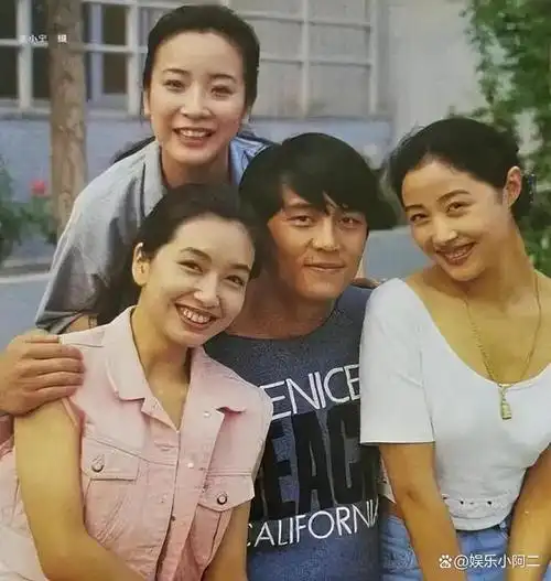 演员何冰看看他妻子是谁就知道他如何做到结婚数十年零绯闻的