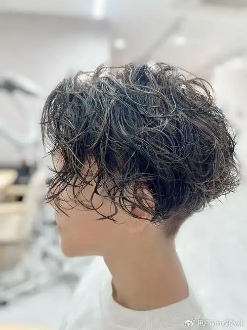 **纹理烫短发可以根据个人喜好和脸型进行不同程度的设计,从轻微的