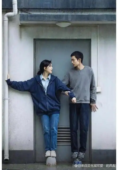 不小心趴着睡着了,要下晚班了,她换好便装,拿起电话听到了男友的留言