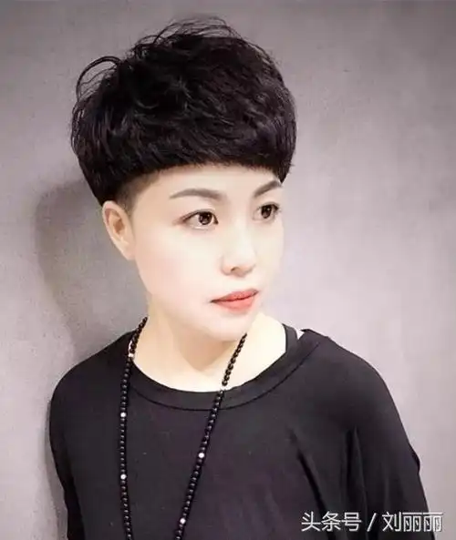 今秋女性短发流行"盖盖头",利索,时尚,特显小