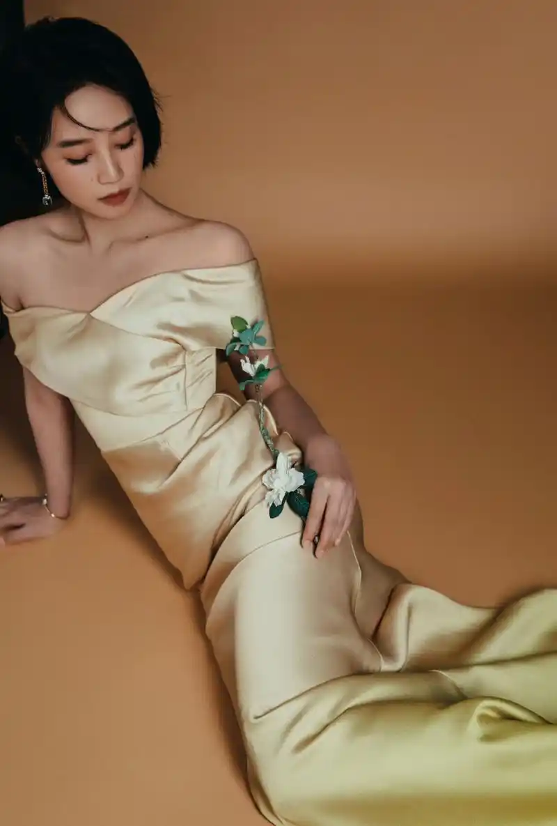 蓝盈莹绝美身材 金色礼服 妖娆魅惑#女明星##美女# #蓝盈莹