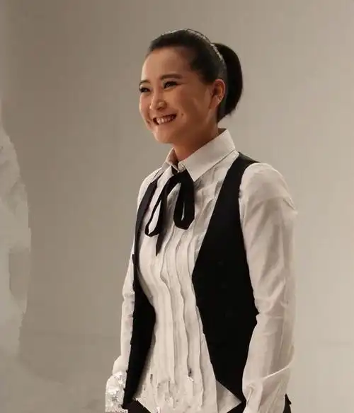 贾玲,作为一位以喜剧才能闻名的相声演员,近年来凭借自己的努力和才华