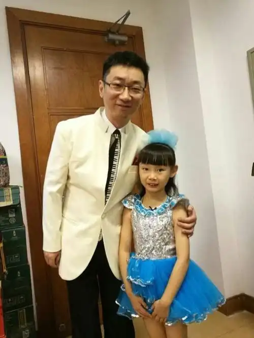 g20文艺演出总指挥,著名指挥家李心草与徐子琪在一起.