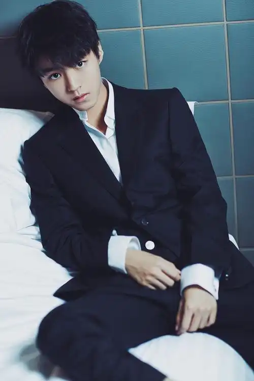 王俊凯"床照"被曝 性感禁欲又撩人