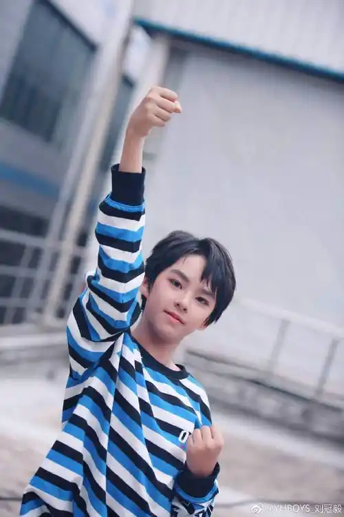 飞熊等你撩#开屏活动→刘冠毅超话学霸主唱刘冠毅,来自乐华少年.