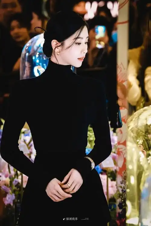 刘诗诗优雅亮相品牌活动黑色长裙展现高贵黑天鹅魅力