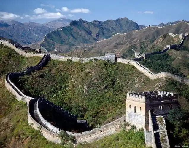 长城是中国的象征之一,每年吸引着数百万游客