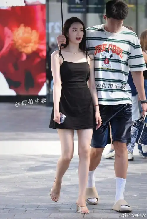 穿短裙的气质小姐姐