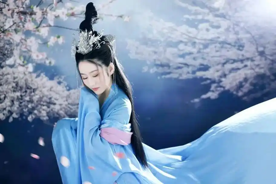 桃花树下有佳人  犹抱琵琶半遮面#古装写真必拍风格 #古风 - 抖音