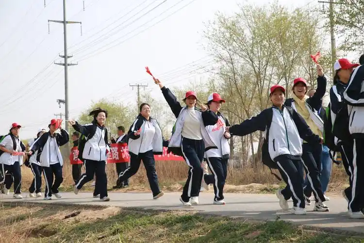 河北衡水中学春光里以脚步丈量大地携青春去远足放飞梦想
