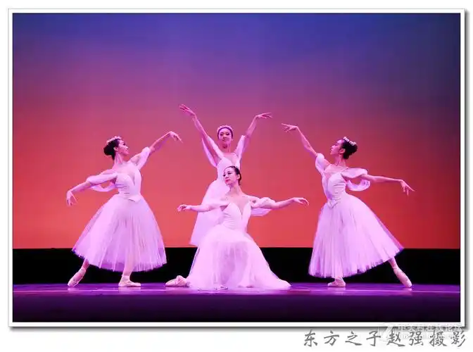 女子四人舞表演者李娟李晓艺纪淼晶祝鸽