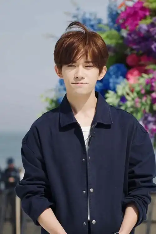 点击接收易烊千玺今日份可爱暴击  被风吹起的呆毛 憋笑ing,笑容禾痧