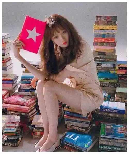 李圣经的腿已让人酸"死"了,还穿裸色鞋,前面"切一半"亮了!