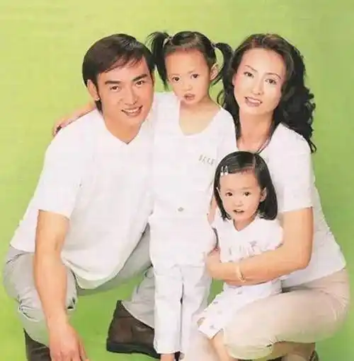 53岁焦恩俊成女儿奴,身材发胖苍老快,因大女儿与二婚妻形同陌路