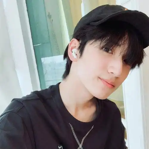 微信头像严浩翔