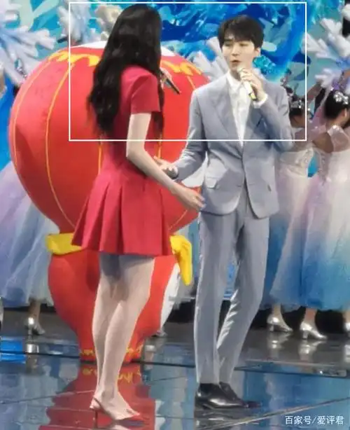 王俊凯关晓彤录央视晚会,同框好养眼,我却留意身高差:没瞧错?
