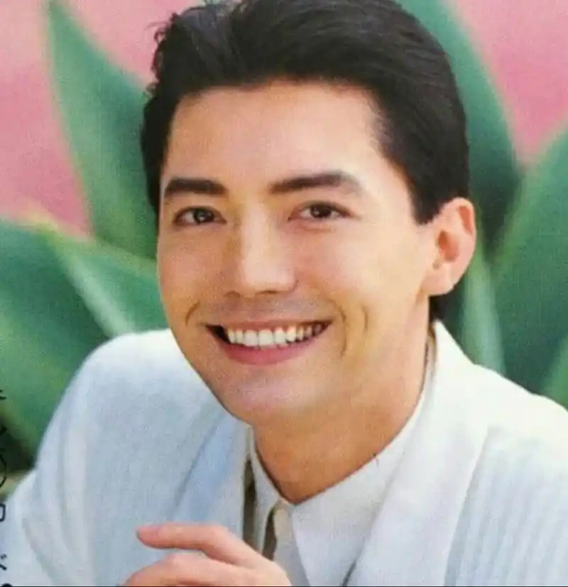 尊龙的戴上墨镜的样子,又岂能用一个帅字能够形容的,他的脸上总是给人